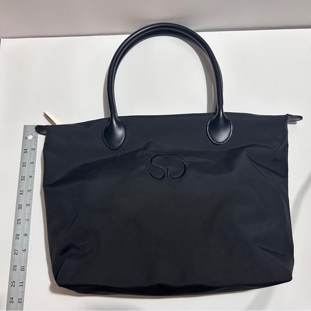 St.John (Copy) Black Structured Tote Bag with Elegant Design - Picture 7 of 9